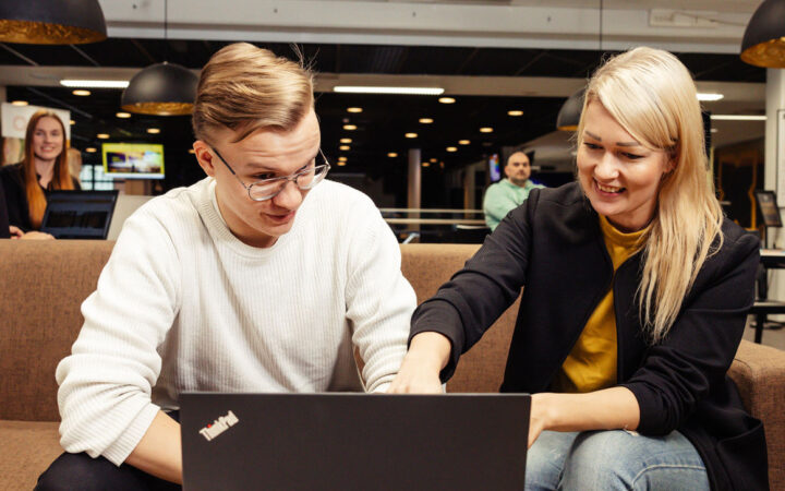 nuorisokasvatuksen yamk opiskelijat yhdessä titokoneella.