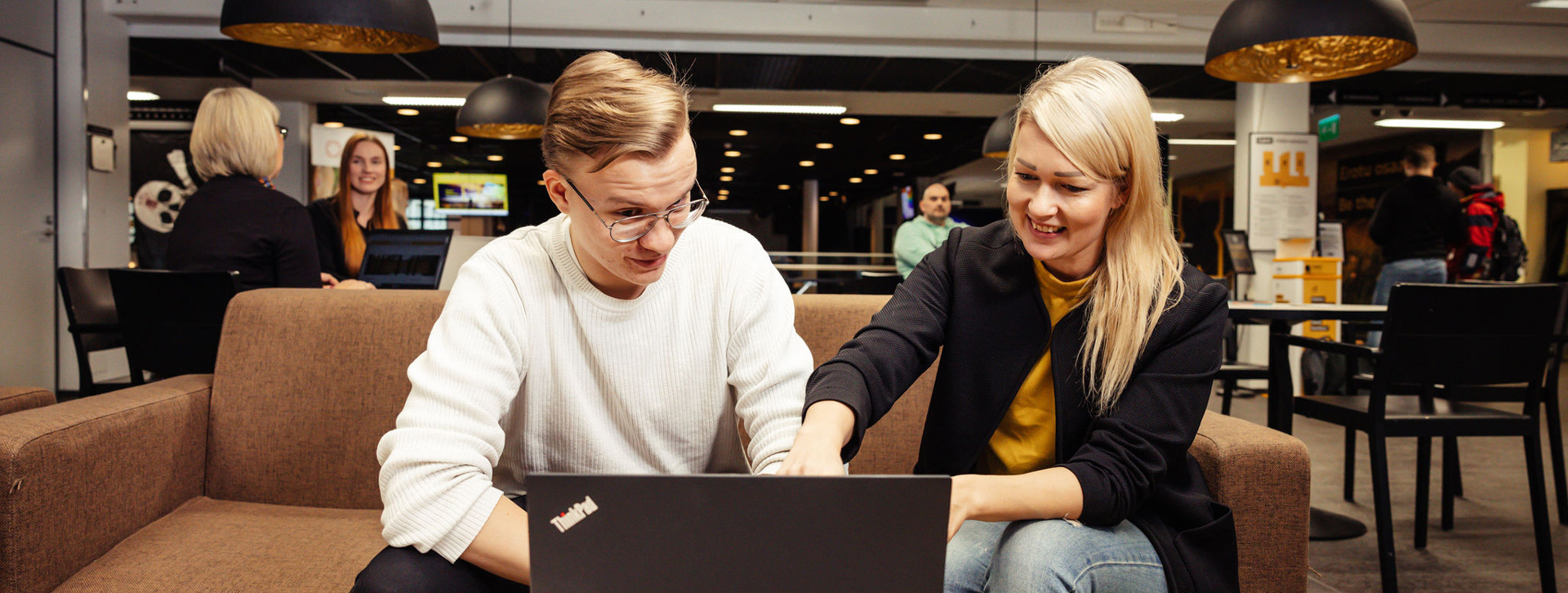 nuorisokasvatuksen yamk opiskelijat yhdessä titokoneella.