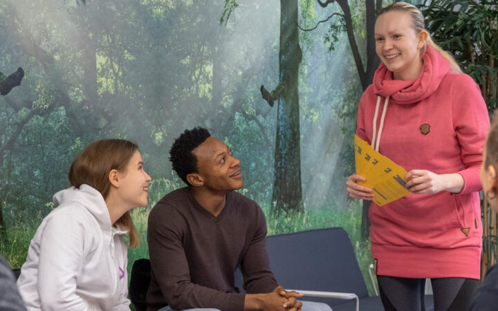 Yhteisöpedagogi opiskelijat juttelevat rennosti.