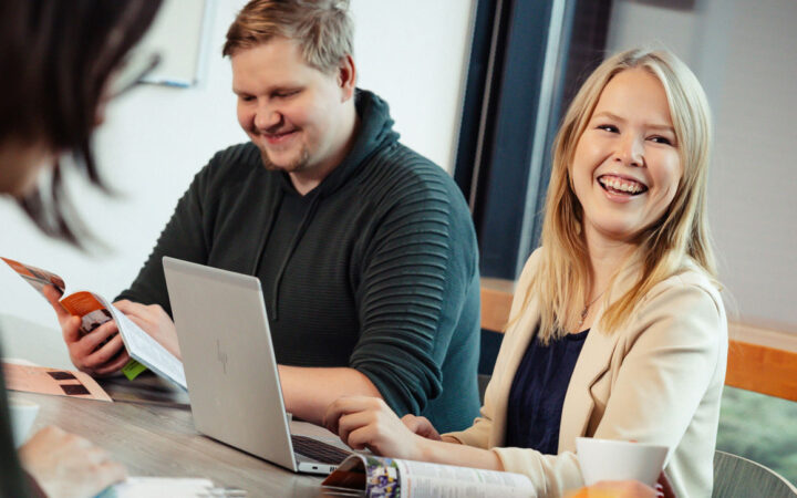 Restonomi opiskelijat työskentelevät yhdessä tietokoneella.