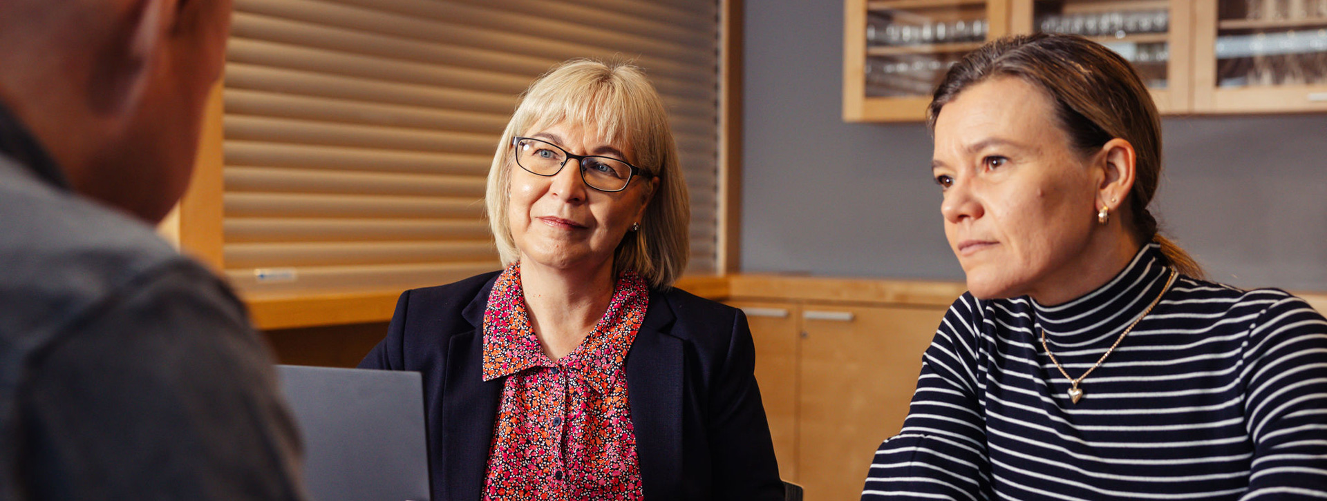 Matkailu- ja palveluliiketoiminnan restonomi yamk -opiskelijat istuvat pöydän ääressä keskustelemassa