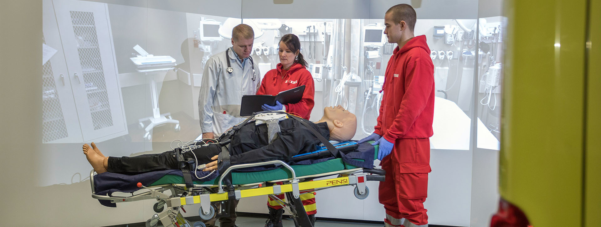 Akuutti hoitotyö -opiskelijat harjoittelevat nuken avulla.