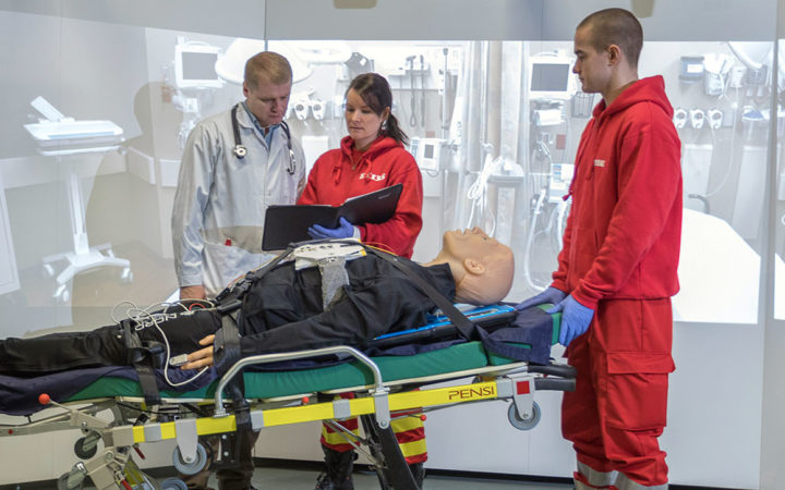 Akuutti hoitotyö -opiskelijat harjoittelevat nuken avulla.