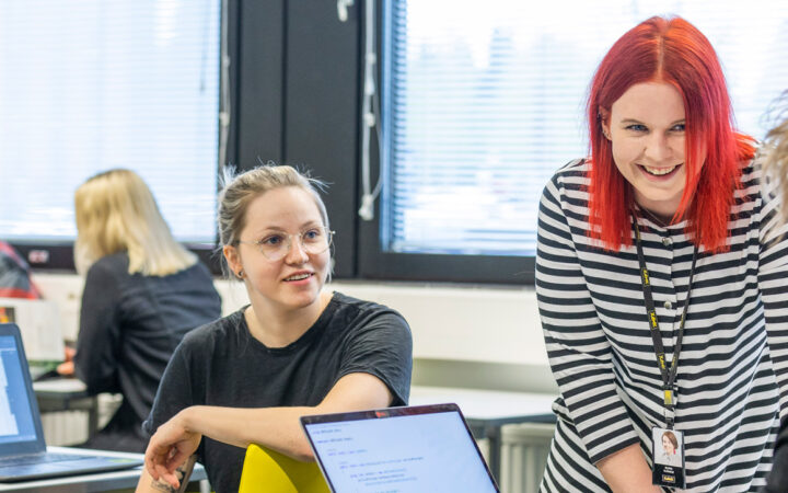 Kouluhyvinvointi ja kuraattorityö -koulutuksen sosionomit opiskelemassa luokassa