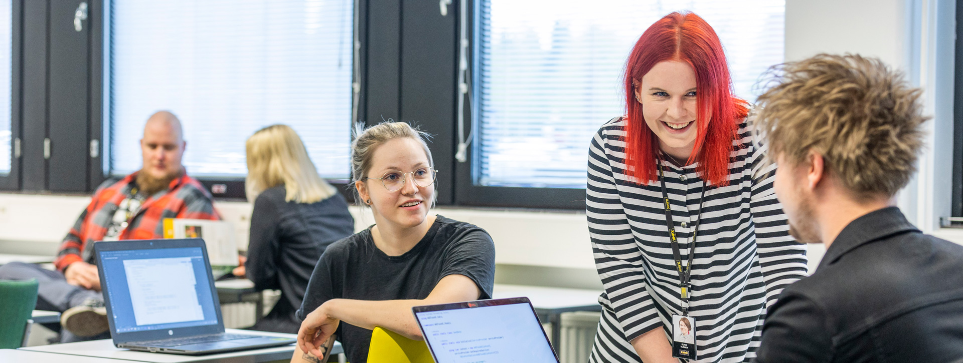 Kouluhyvinvointi ja kuraattorityö -koulutuksen sosionomit opiskelemassa luokassa