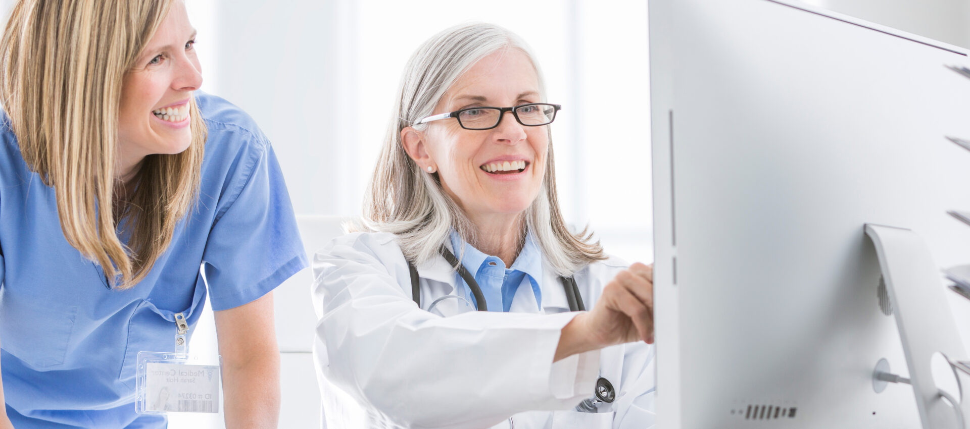 digitaaliset palvelut sosiaali- ja terveysalalla opiskelijat tutkivat yhdessä tietokoneella olevia tietoja.