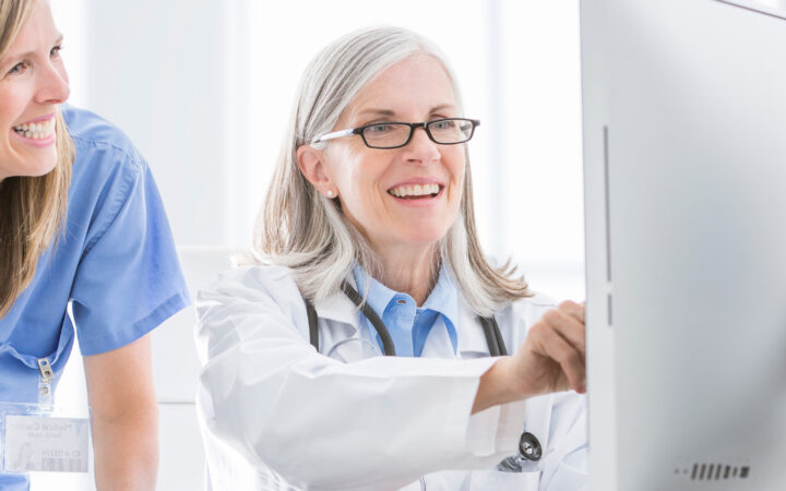 digitaaliset palvelut sosiaali- ja terveysalalla opiskelijat tutkivat yhdessä tietokoneella olevia tietoja.