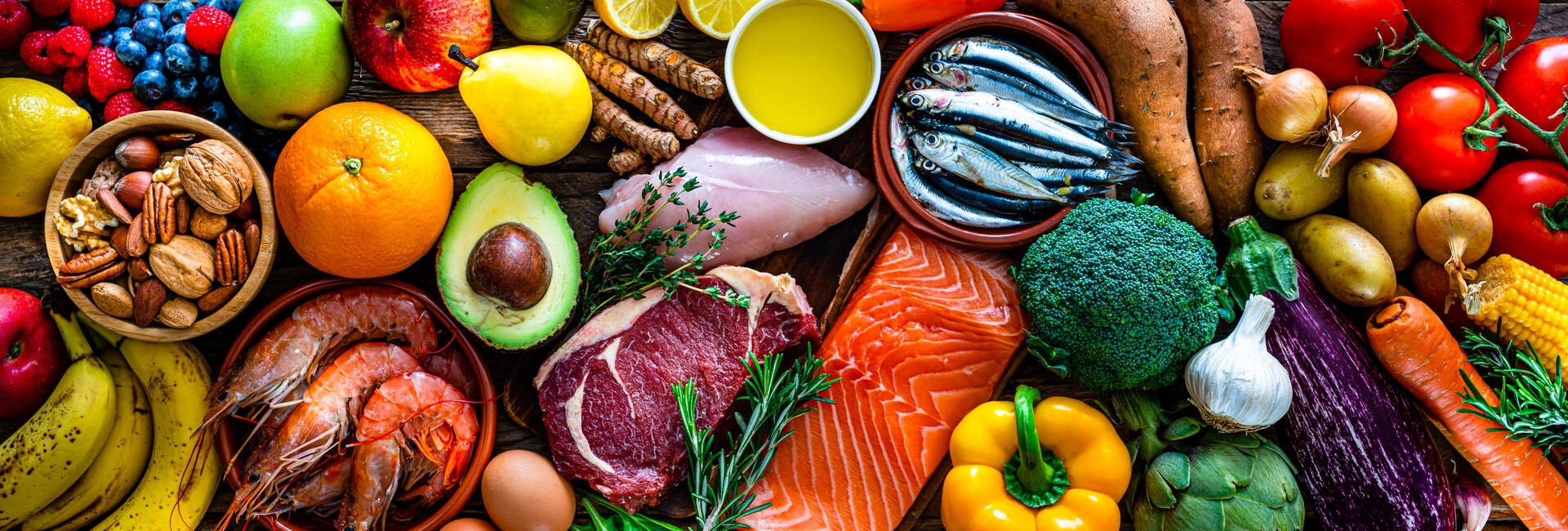 Vihanneksia, hedelmiä, lihaa ja kalaa.