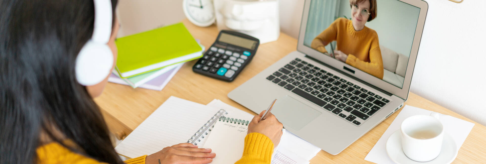 Virtuaaliset ja pelilliset menetelmät perehdyttämiseen palveluliiketoiminnassa.