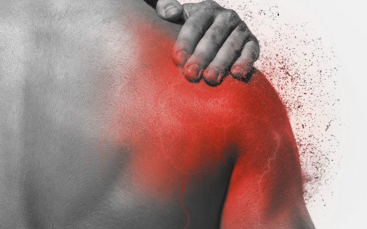 Mies pitelee kipeää olkapäätä.